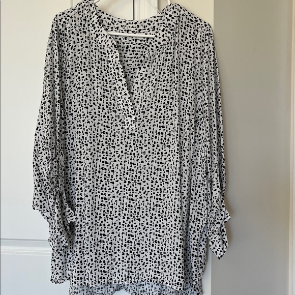 Tops - Black and White Patterned Blouse